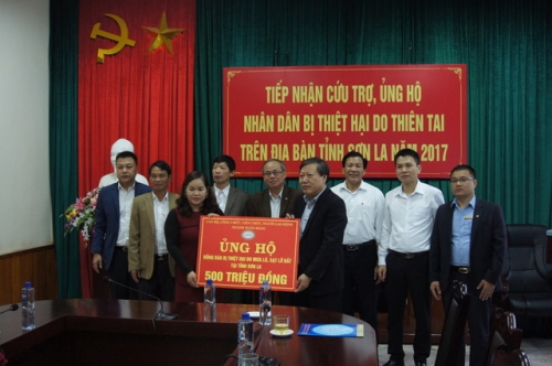Trao 2,5 tỷ đồng ủng hộ đồng bào Sơn La và Hoà Bình khắc phục hậu quả bão lũ