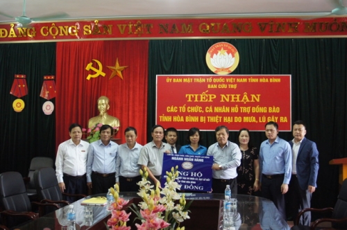 Trao 2,5 tỷ đồng ủng hộ đồng bào Sơn La và Hoà Bình khắc phục hậu quả bão lũ