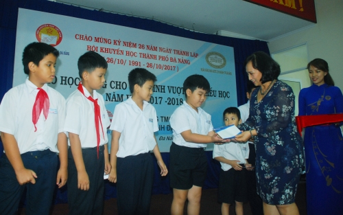 SCB tài trợ 150 suất học bổng cho học sinh nghèo SCB tài trợ 150 suất học bổng cho học sinh nghèo