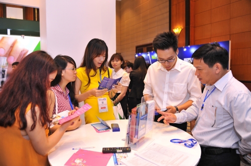 Khách hàng thích thú với trải nghiệm thanh toán cước qua QR Pay