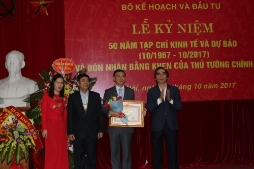 Tạp chí Kinh tế và Dự báo đón nhận bằng khen của Thủ tướng Chính phủ