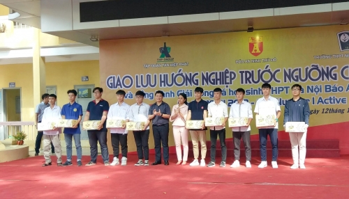 Giao lưu “Hướng nghiệp trước ngưỡng cửa vào đời”