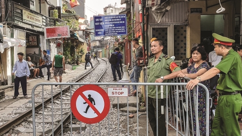 “Tuýt còi” cà phê đường tàu: Thượng tôn pháp luật, ứng xử văn minh