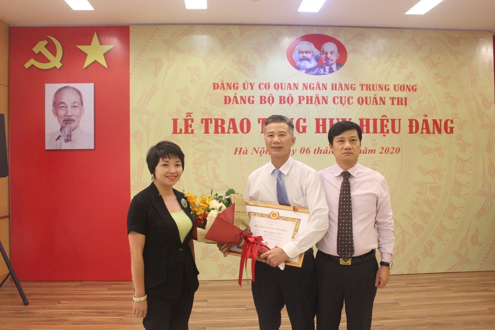 trao tang huy hieu 30 nam tuoi dang cho dang vien cuc quan tri 107173