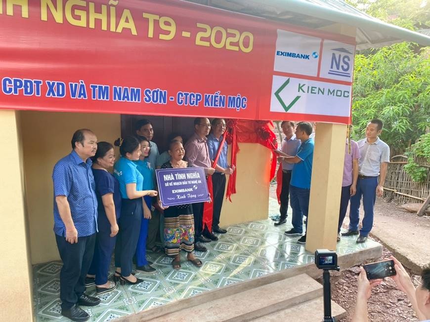 Eximbank trao tặng nhà tình nghĩa tại huyện Kỳ Sơn, Nghệ An eximbank trao tang nha tinh nghia tai huyen ky son nghe an