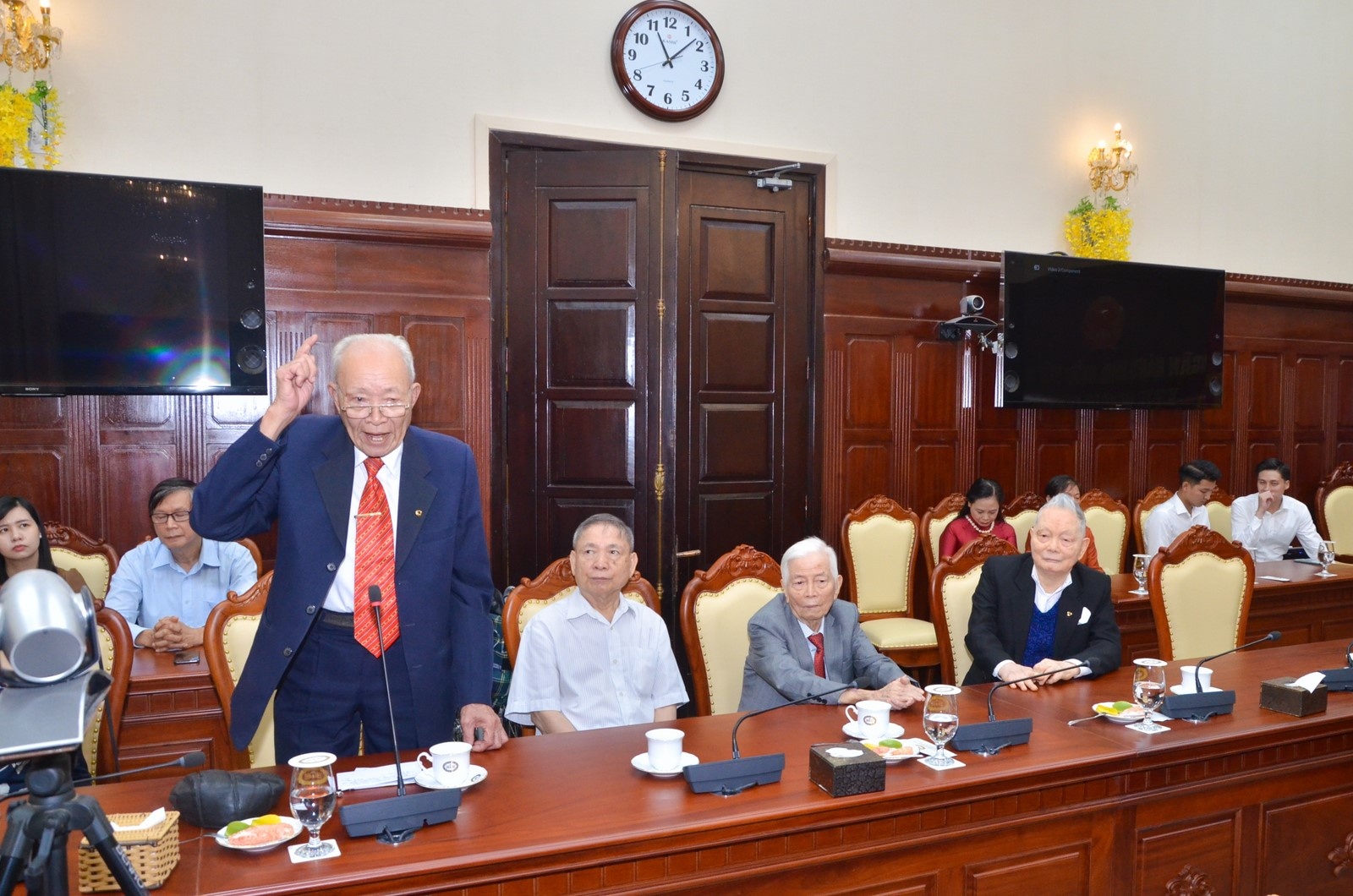 nhnn gap mat tri an cac can bo quy ngoai te dac biet ban b29