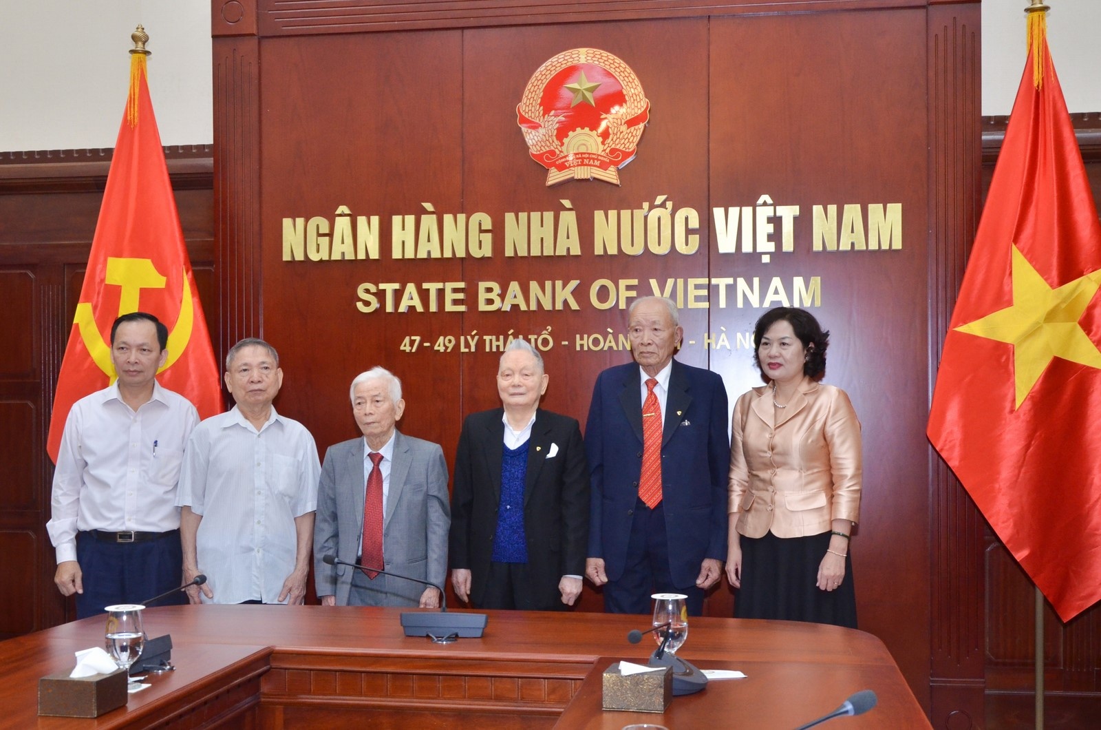 nhnn gap mat tri an cac can bo quy ngoai te dac biet ban b29