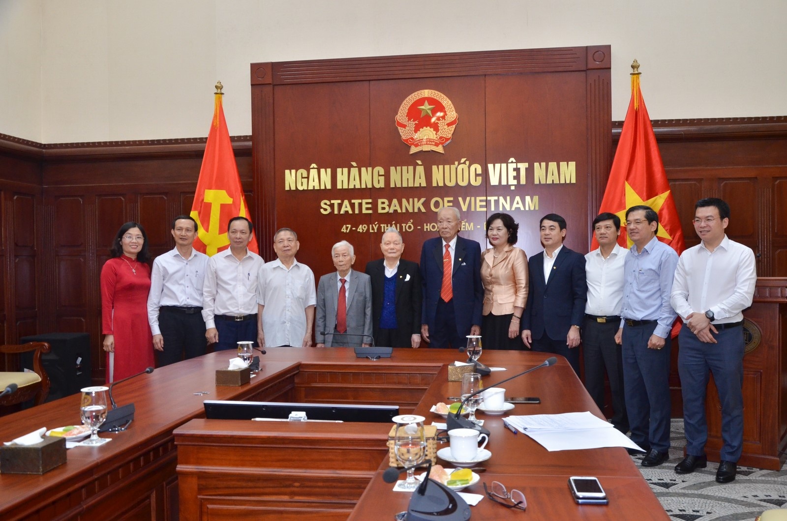 nhnn gap mat tri an cac can bo quy ngoai te dac biet ban b29