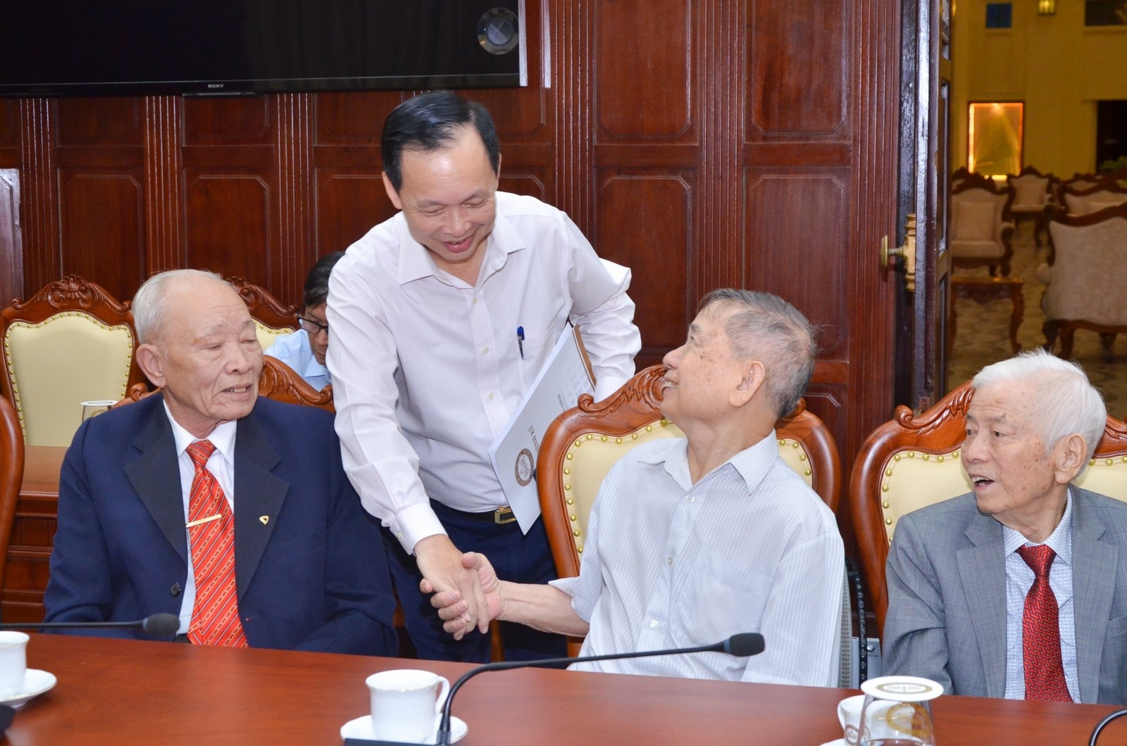 nhnn gap mat tri an cac can bo quy ngoai te dac biet ban b29