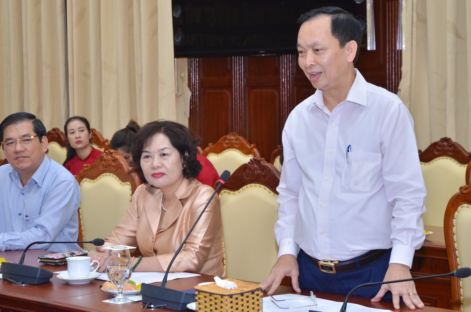 nhnn gap mat tri an cac can bo quy ngoai te dac biet ban b29