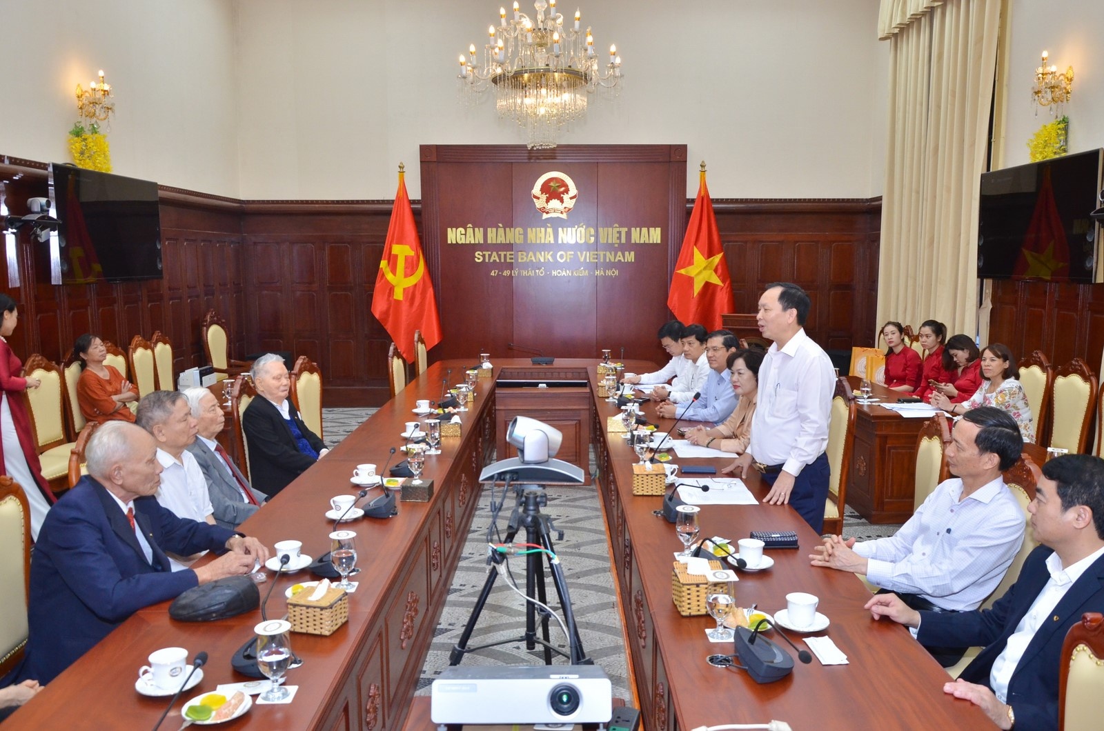 nhnn gap mat tri an cac can bo quy ngoai te dac biet ban b29