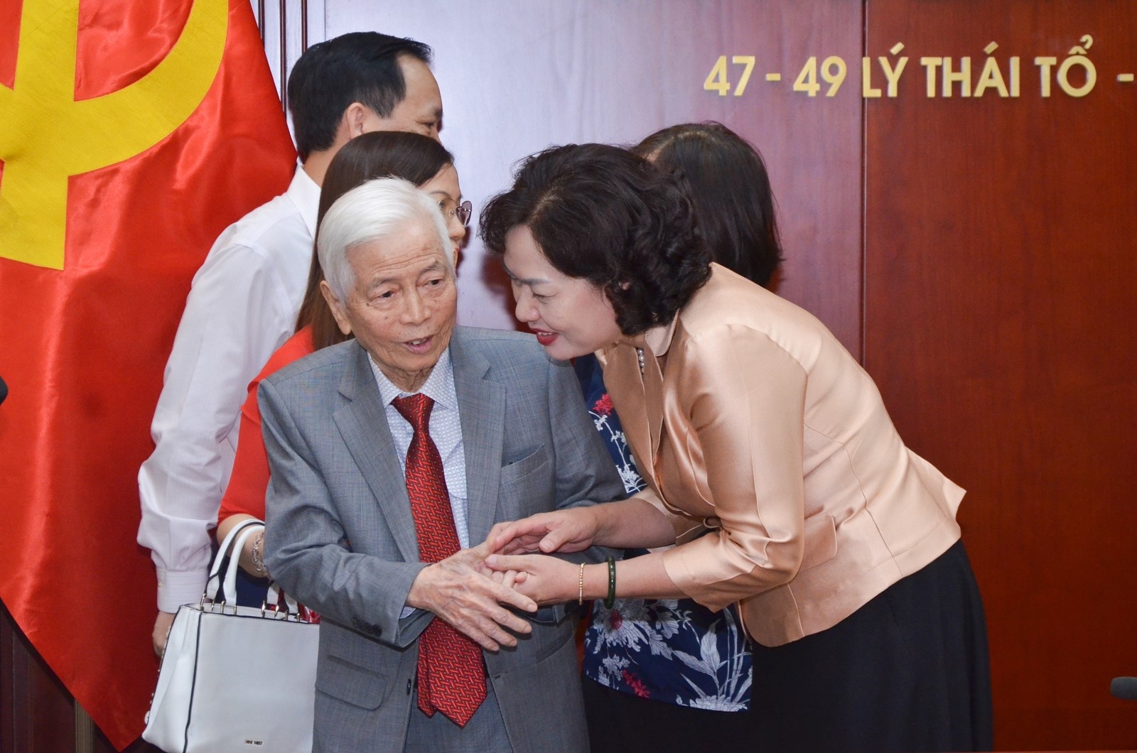 nhnn gap mat tri an cac can bo quy ngoai te dac biet ban b29