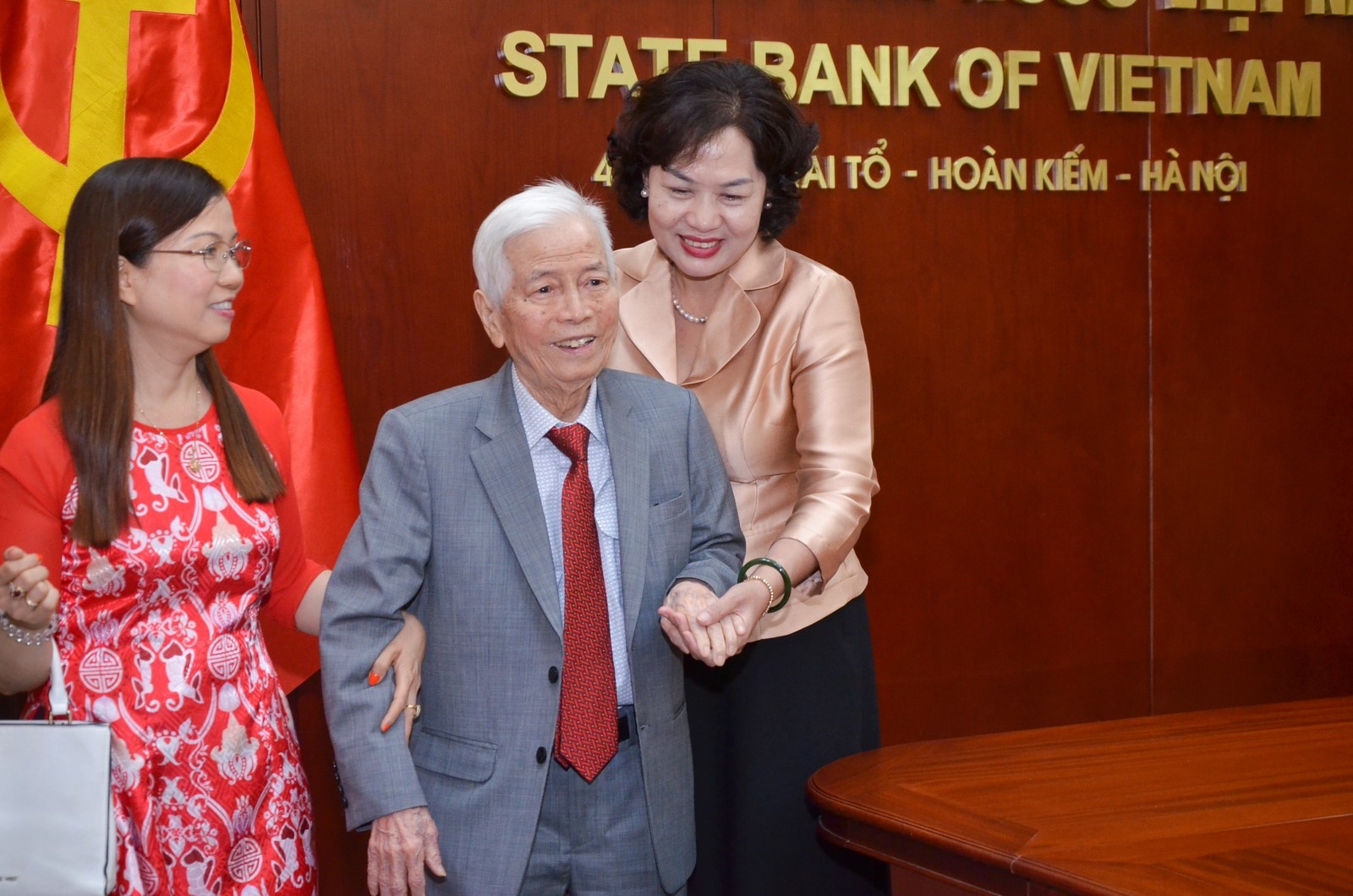 nhnn gap mat tri an cac can bo quy ngoai te dac biet ban b29