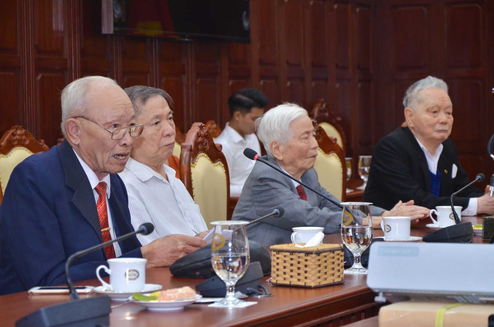 nhnn gap mat tri an cac can bo quy ngoai te dac biet ban b29