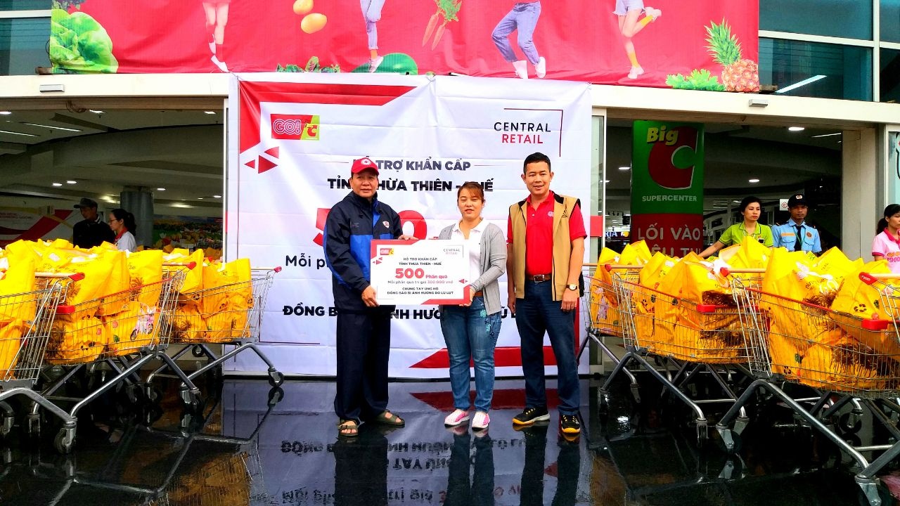 Tập đoàn Central Retail trao tặng 500 phần quà cho bà con vùng lũ tap doan central retail trao tang 500 phan qua cho ba con vung lu