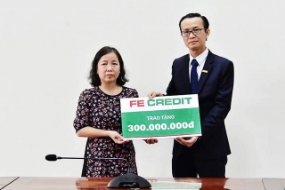 FE CREDIT trao tặng gia đình liệt sĩ Phạm Văn Hướng 300 triệu đồng