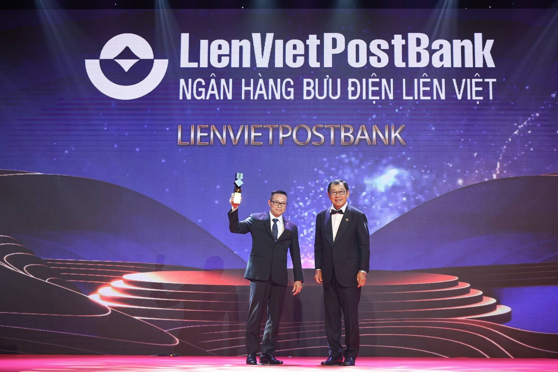 lienvietpostbank nhan giai thuong doanh nghiep xuat sac chau a 2022