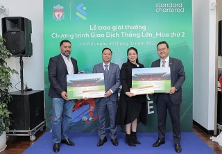 Standard Chartered Việt Nam trao giải thưởng đặc biệt chuyến đi Anh tới khách hàng  