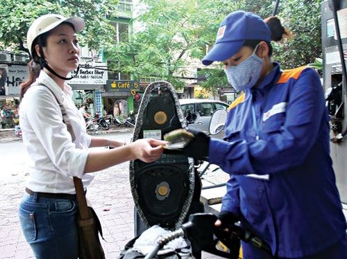 Giá xăng quay đầu giảm nhẹ từ 15 giờ hôm nay (19/11)