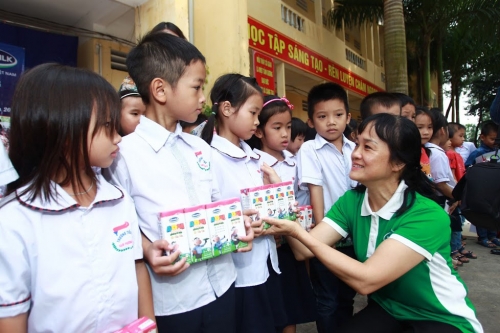 Vinamilk trao tặng 400 triệu đồng cho các hộ nghèo vùng lũ tại Hà Nội