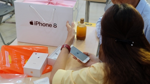 Mở bán iPhone 8 chính hãng: “Tưởng ế” hóa ra lại bán tốt Mở bán iPhone 8 chính hãng: “Tưởng ế” hóa ra lại bán tốt