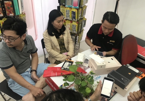 Mở bán iPhone 8 chính hãng: “Tưởng ế” hóa ra lại bán tốt Mở bán iPhone 8 chính hãng: “Tưởng ế” hóa ra lại bán tốt