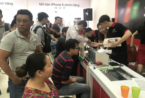 Mở bán iPhone 8 chính hãng: “Tưởng ế” hóa ra lại bán tốt Mở bán iPhone 8 chính hãng: “Tưởng ế” hóa ra lại bán tốt