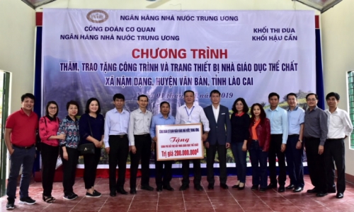 Công đoàn Cơ quan NHNN TW trao tặng kinh phí xây dựng nhà thể chất đa năng xã Nậm Dạng