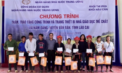 Công đoàn Cơ quan NHNN TW trao tặng kinh phí xây dựng nhà thể chất đa năng xã Nậm Dạng