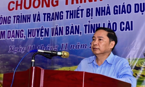 Công đoàn Cơ quan NHNN TW trao tặng kinh phí xây dựng nhà thể chất đa năng xã Nậm Dạng