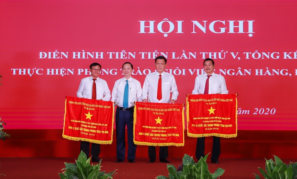 hon 3 thap ky sat canh cung tam nong