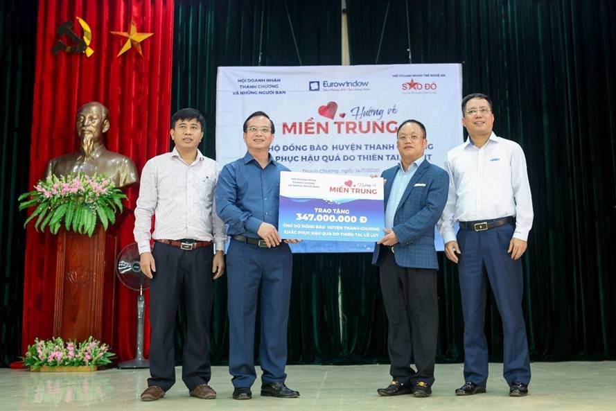 Eurowindow trao tặng 700 suất quà cho các hộ dân vùng lũ Nghệ An