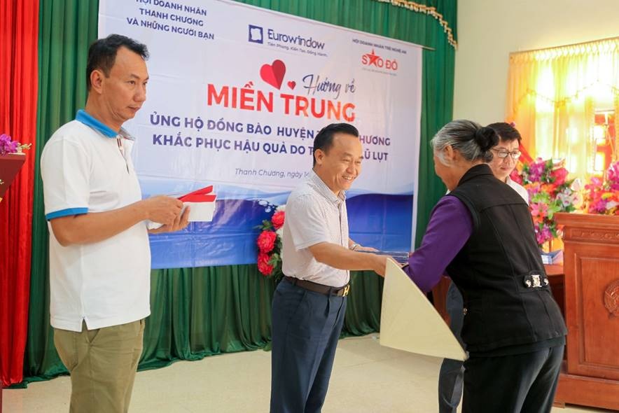 Eurowindow trao tặng 700 suất quà cho các hộ dân vùng lũ Nghệ An