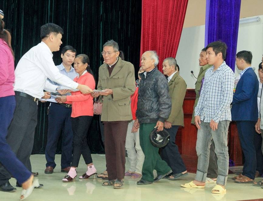 Eurowindow trao tặng 700 suất quà cho các hộ dân vùng lũ Nghệ An