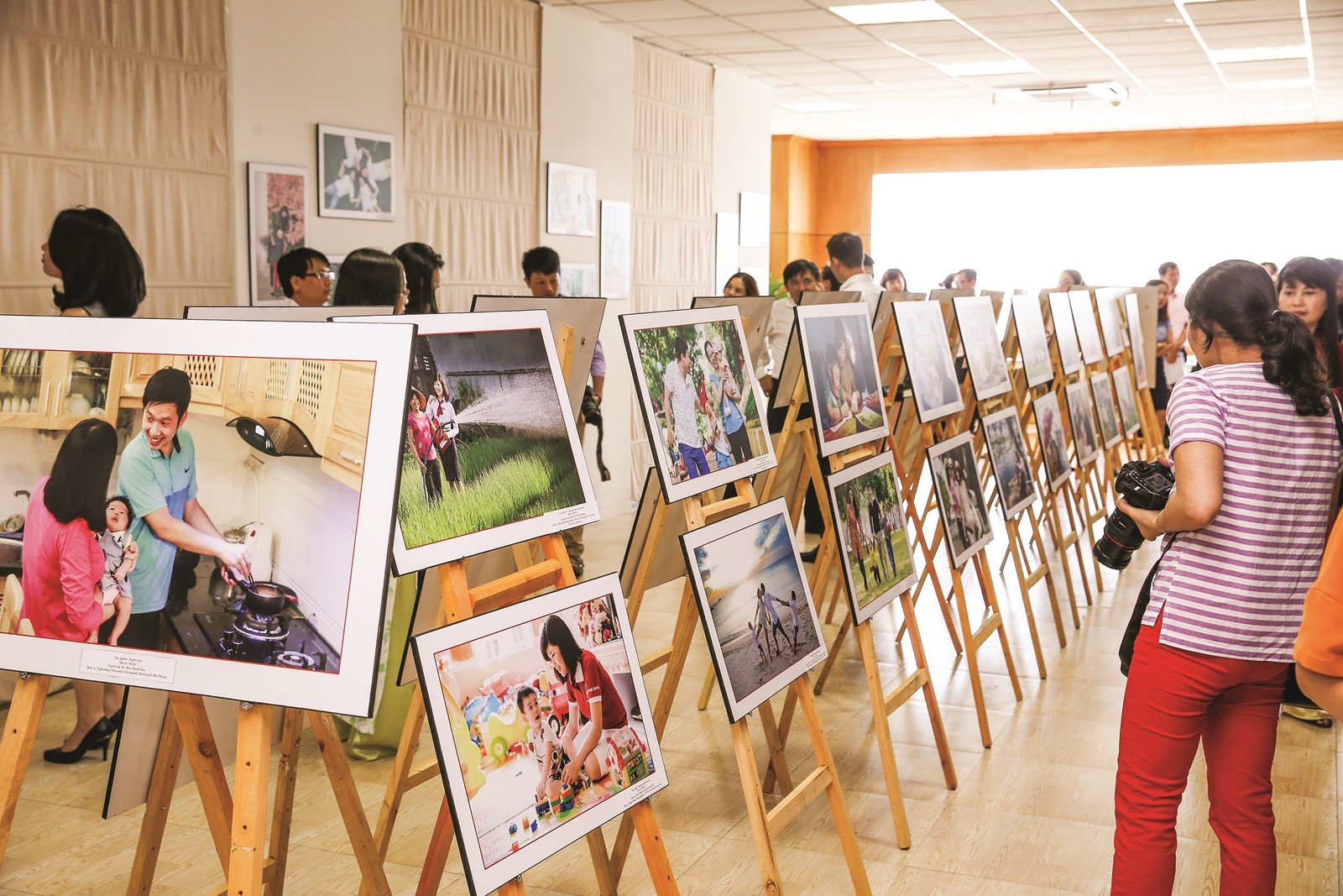 hoat dong nu cong qua nhung hinh anh