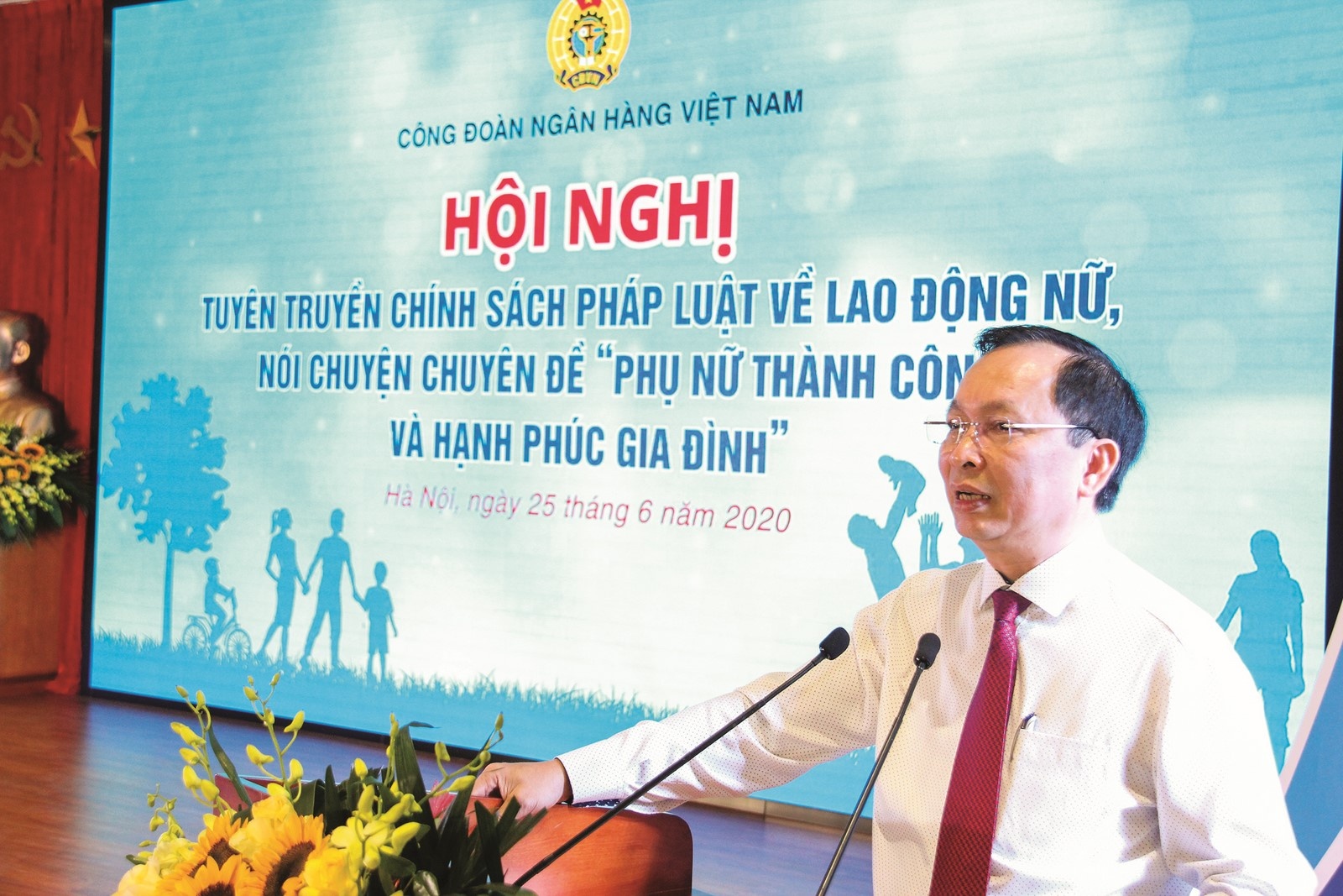 hoat dong nu cong qua nhung hinh anh