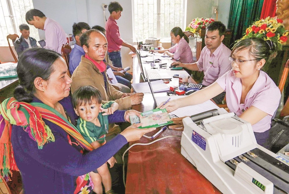 doi ngu nu can bo ngan hang chinh sach xa hoi luon day nhiet huyet voi cong tac an sinh xa hoi