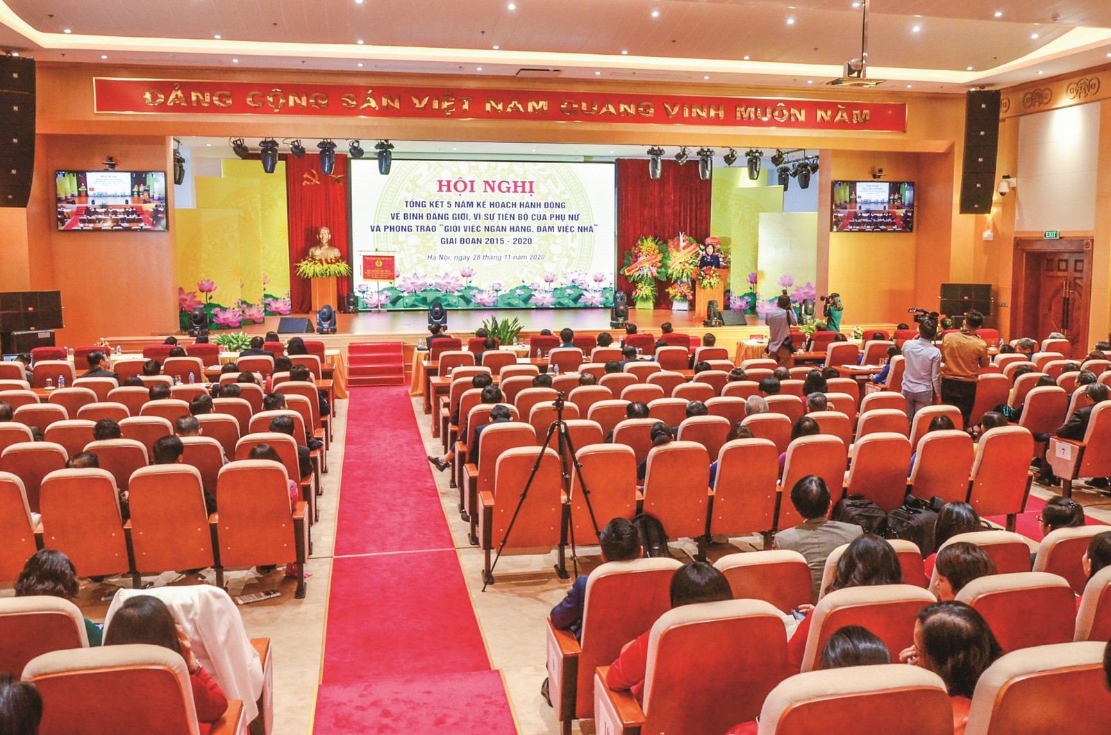 khang dinh vai tro vi the can bo nu trong hoat dong ngan hang