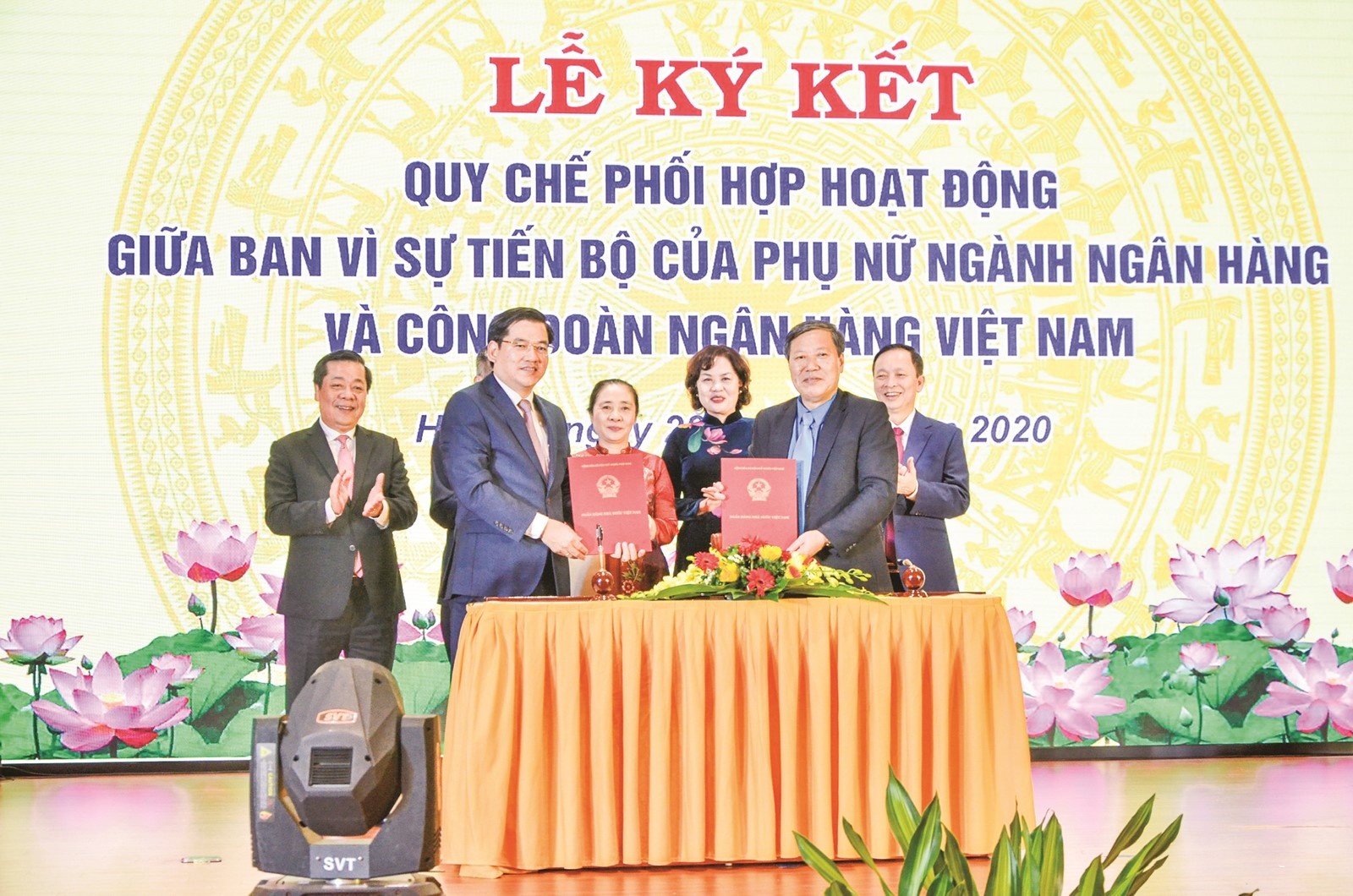 khang dinh vai tro vi the can bo nu trong hoat dong ngan hang