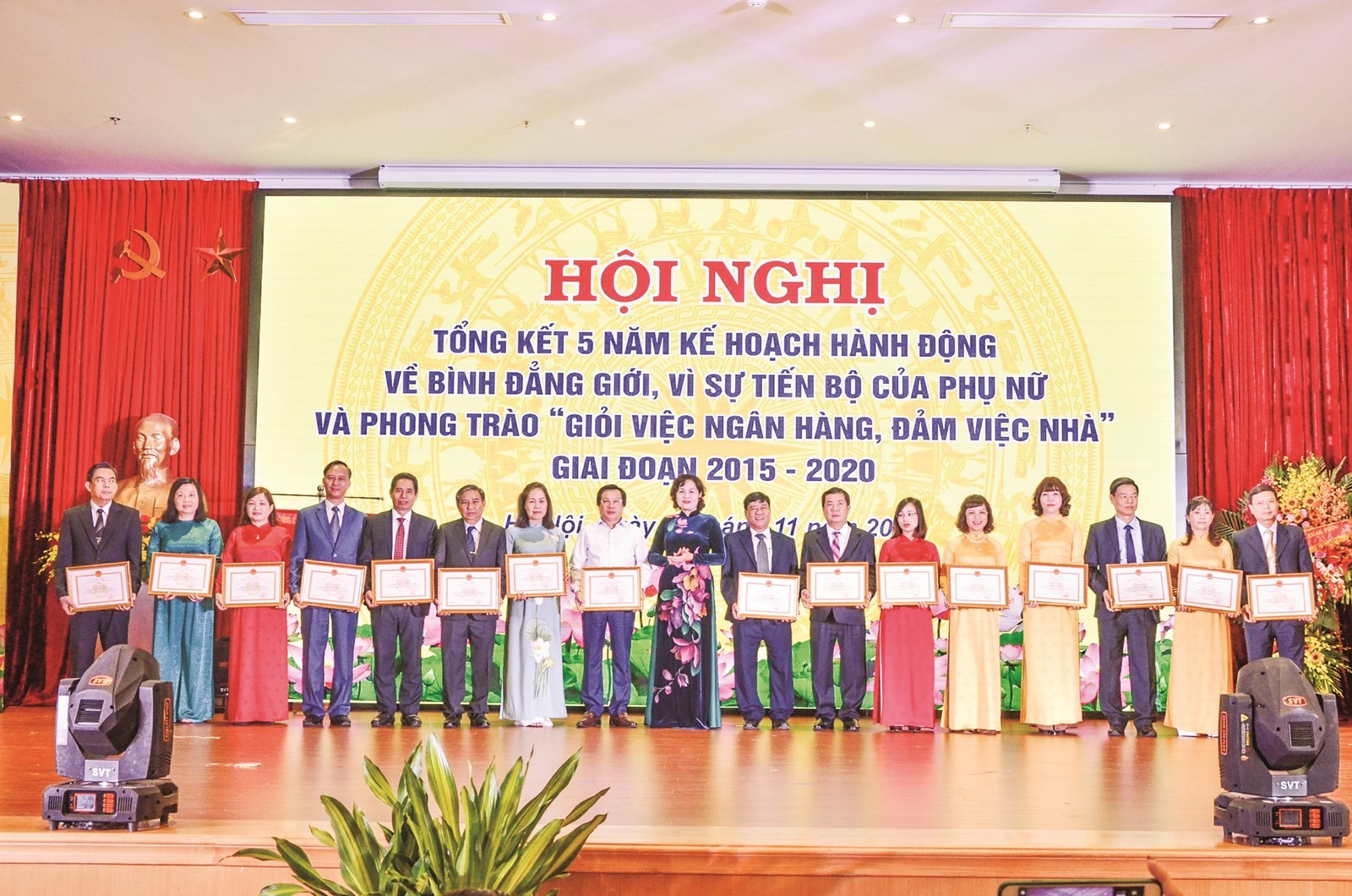 khang dinh vai tro vi the can bo nu trong hoat dong ngan hang