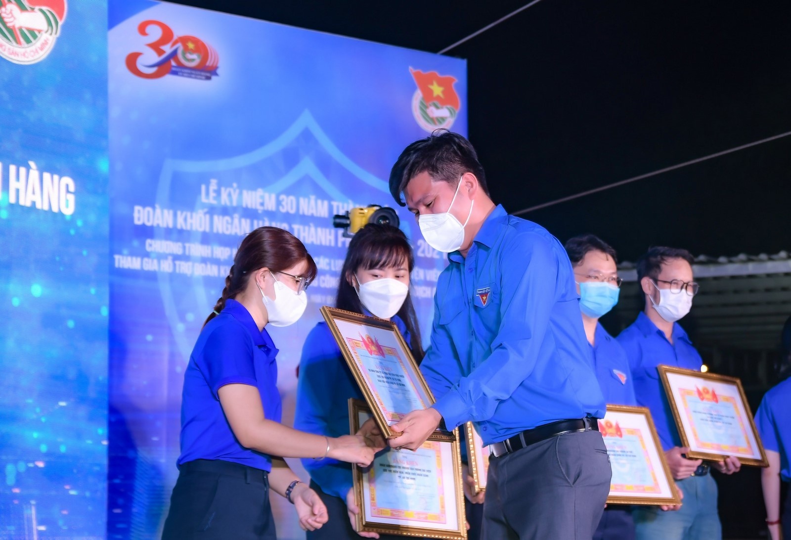 Đoàn khối Ngân hàng TP.HCM tuyên dương tình nguyện viên chống dịch