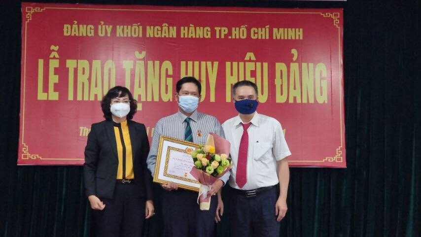 Trao tặng Huy hiệu Đảng cho các đảng viên trong Đảng bộ khối Ngân hàng TP.HCM