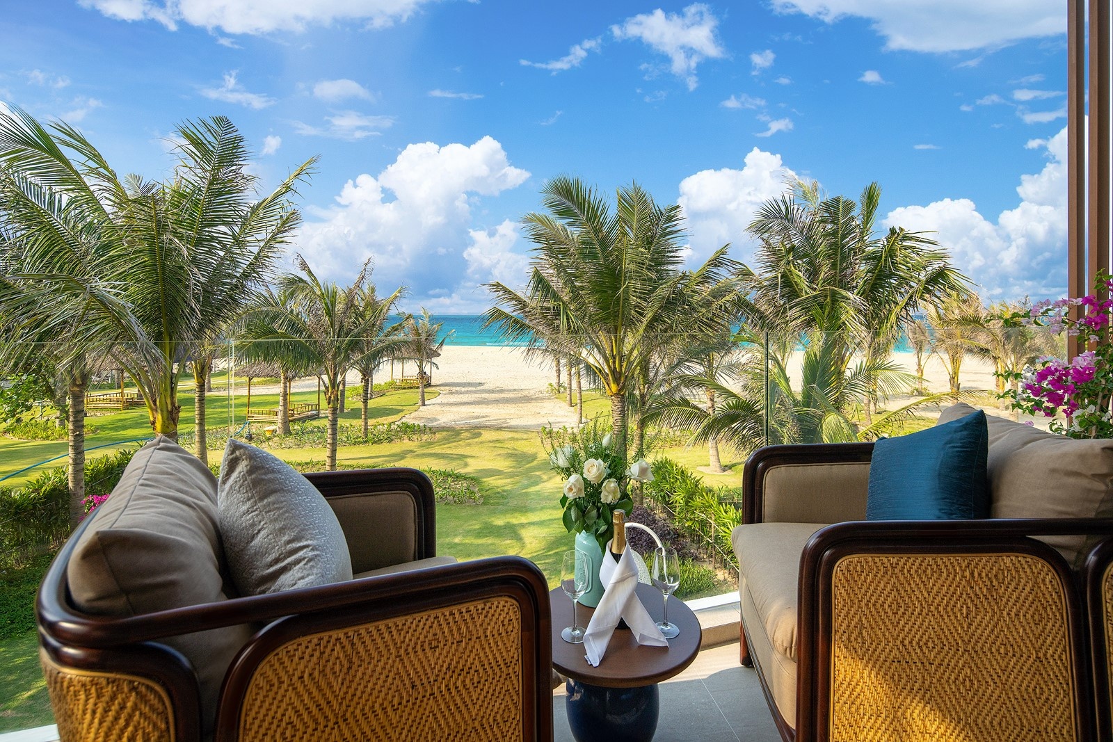 chiem nguong dien mao moi cua shantira beach resort spa