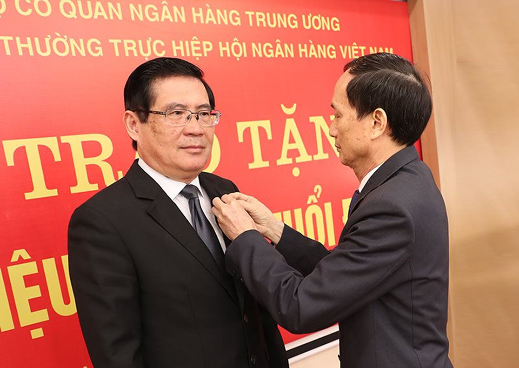 Trao Huy hiệu 40 năm tuổi Đảng cho đảng viên Chi bộ Hiệp hội Ngân hàng