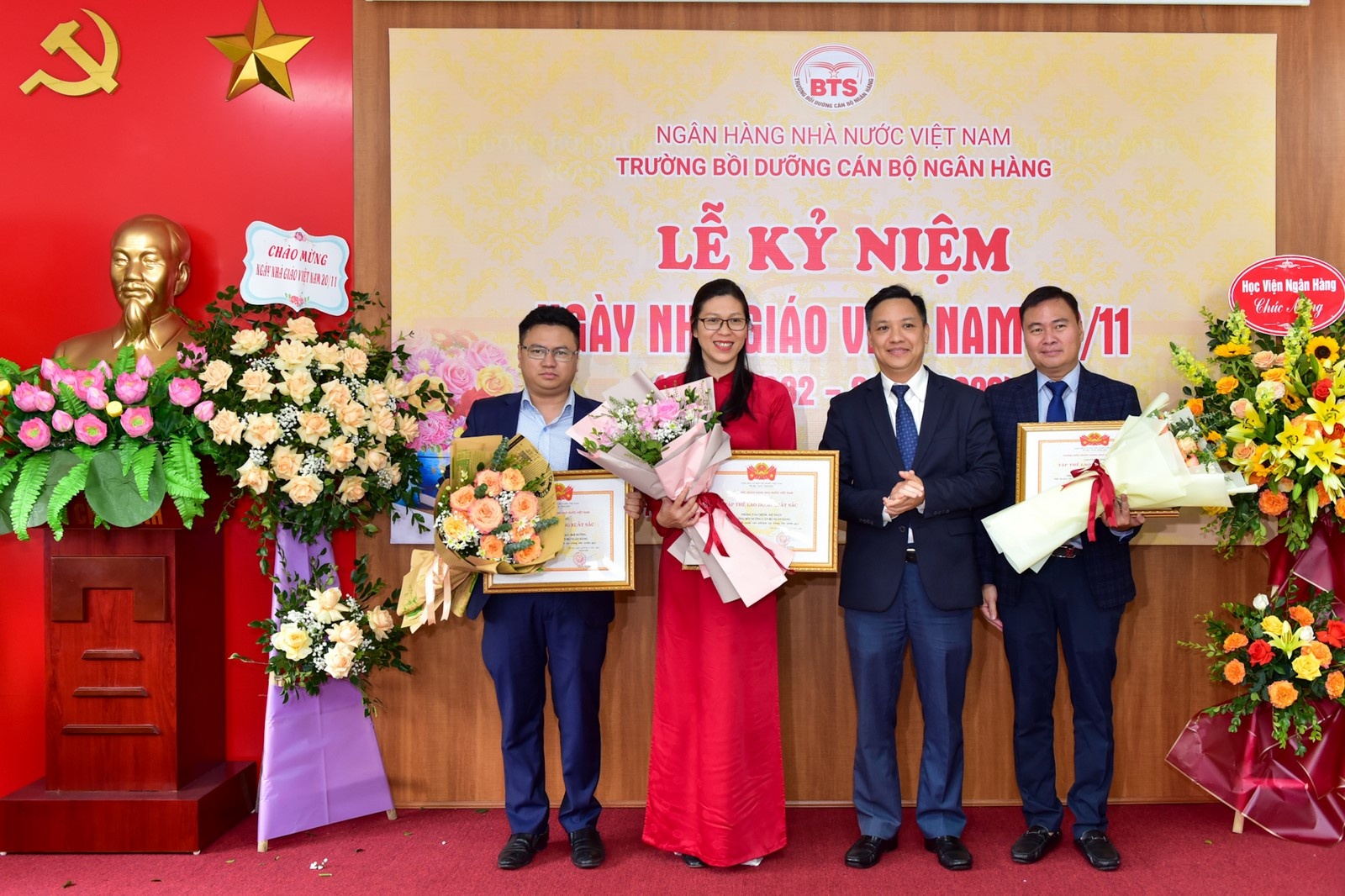 truong boi duong can bo ngan hang ky niem ngay nha giao viet nam 2011