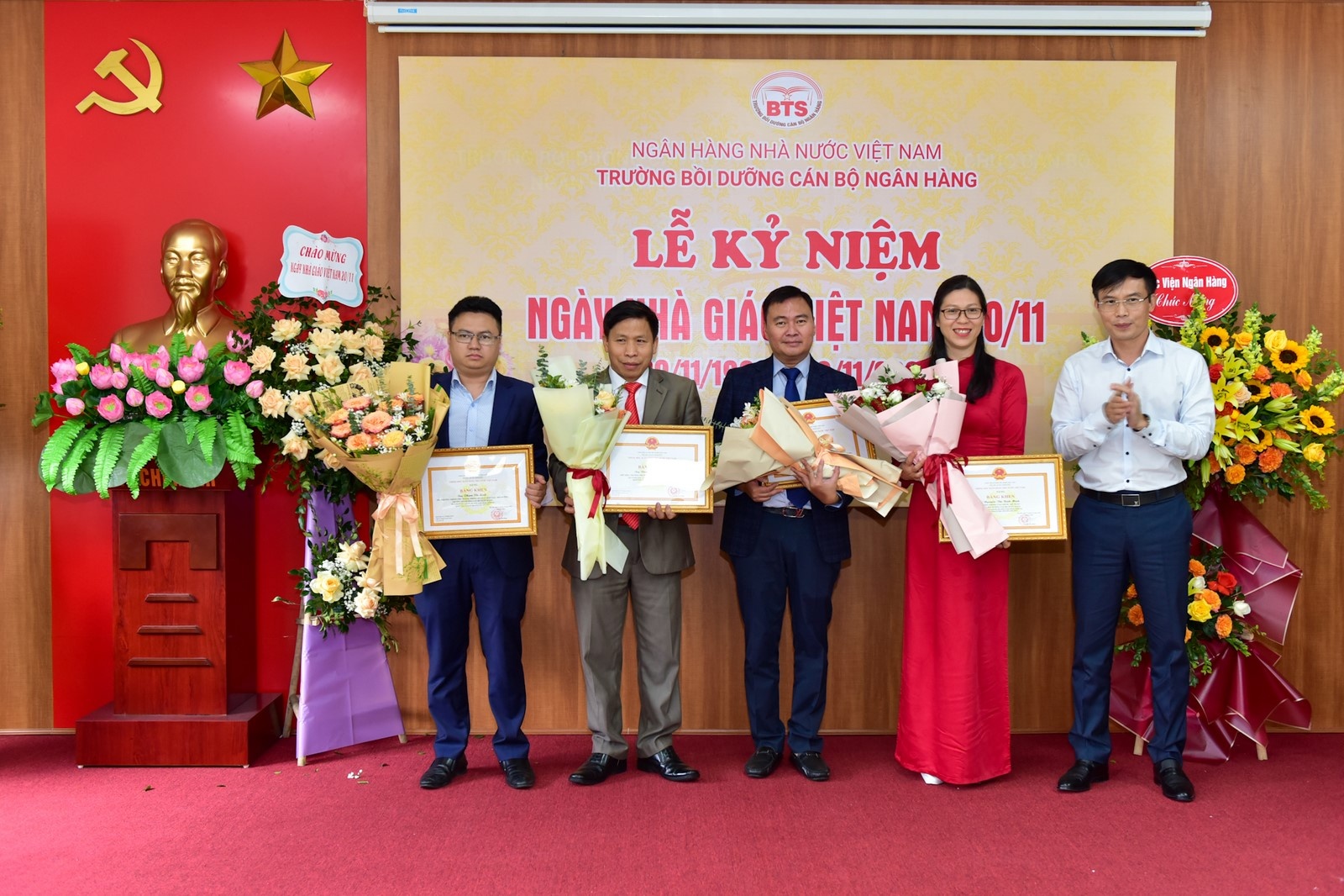 truong boi duong can bo ngan hang ky niem ngay nha giao viet nam 2011