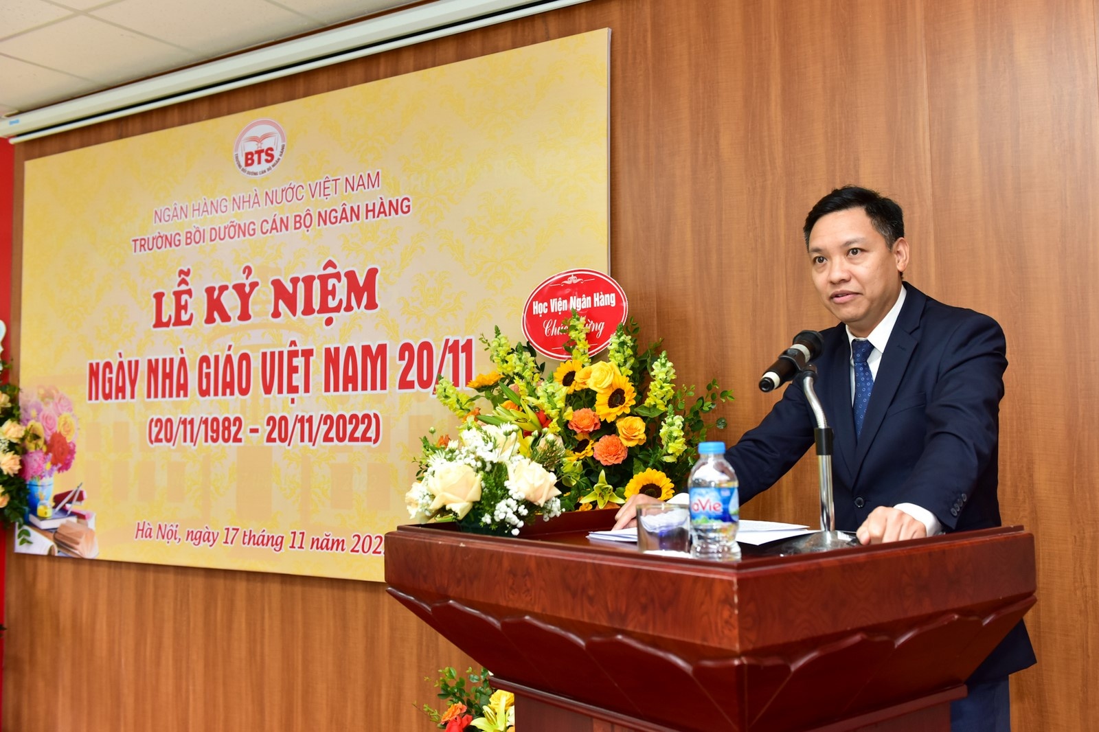 truong boi duong can bo ngan hang ky niem ngay nha giao viet nam 2011