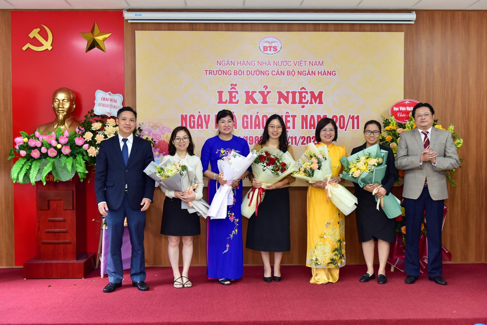 truong boi duong can bo ngan hang ky niem ngay nha giao viet nam 2011