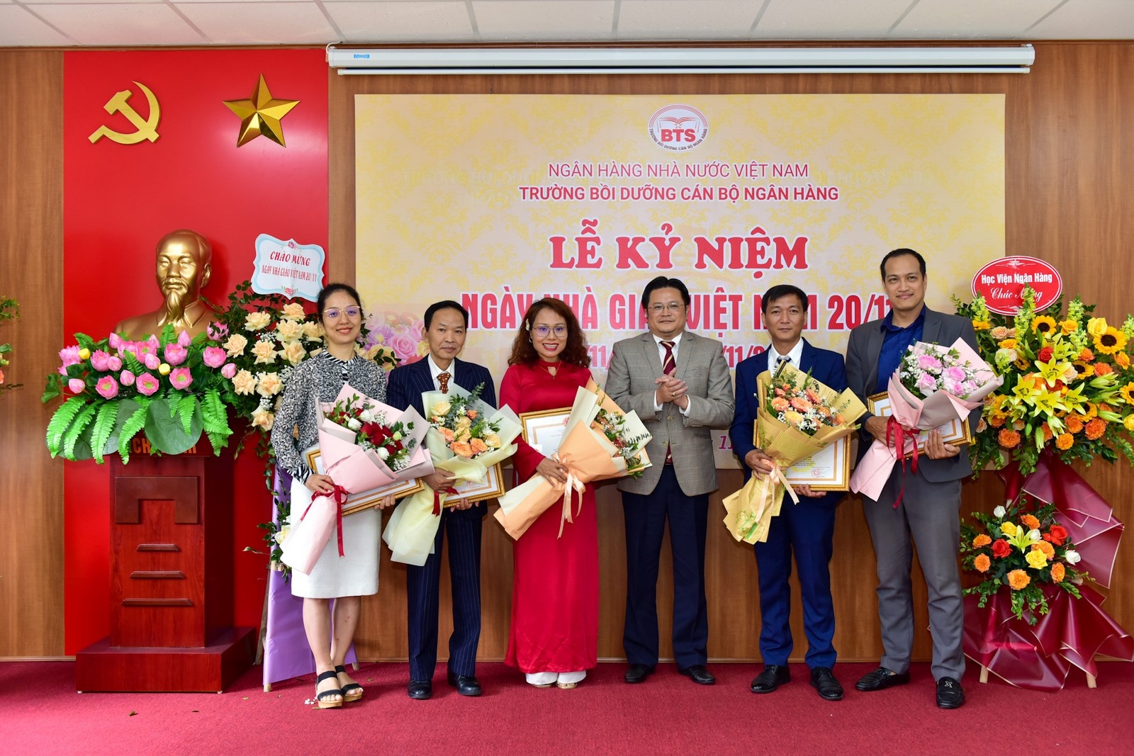 truong boi duong can bo ngan hang ky niem ngay nha giao viet nam 2011