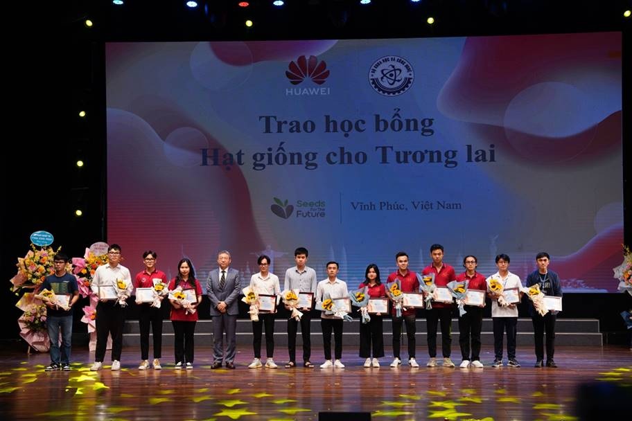 Huawei trao tặng học bổng cho sinh viên tài năng